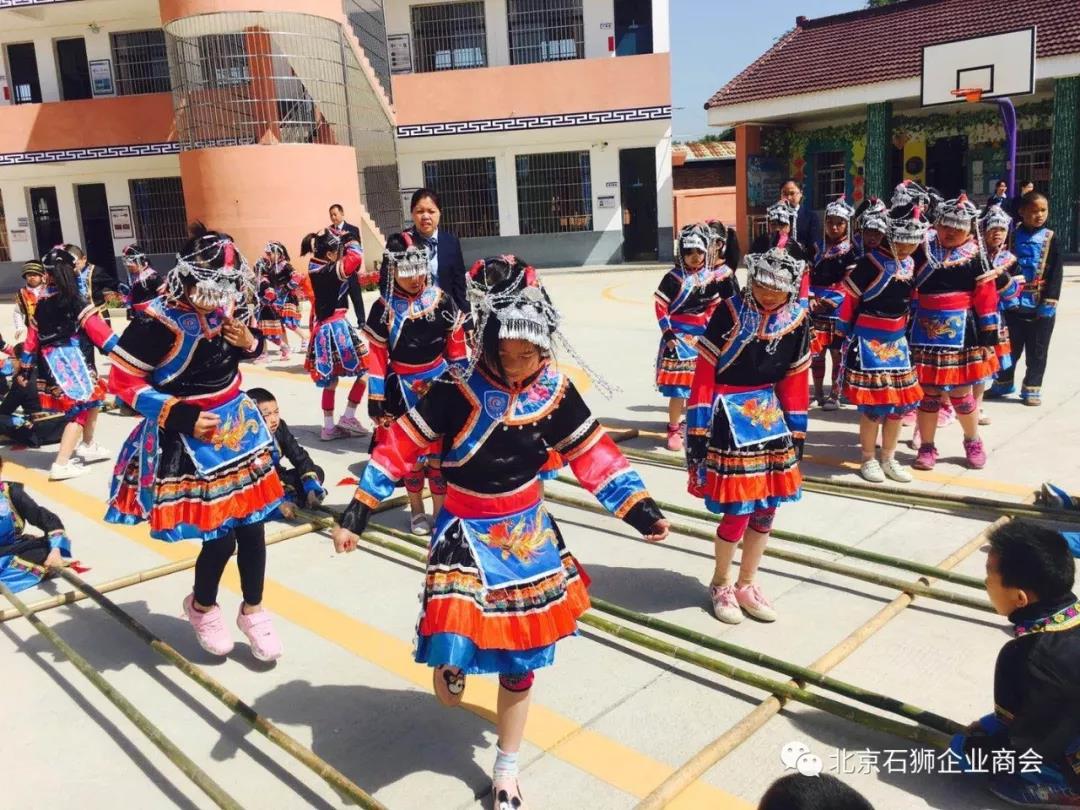 “春暖花开、爱心接力”中共北京石狮商会支部委员会再次来到江西龙南黄沙畲族小学开展爱心捐款活动