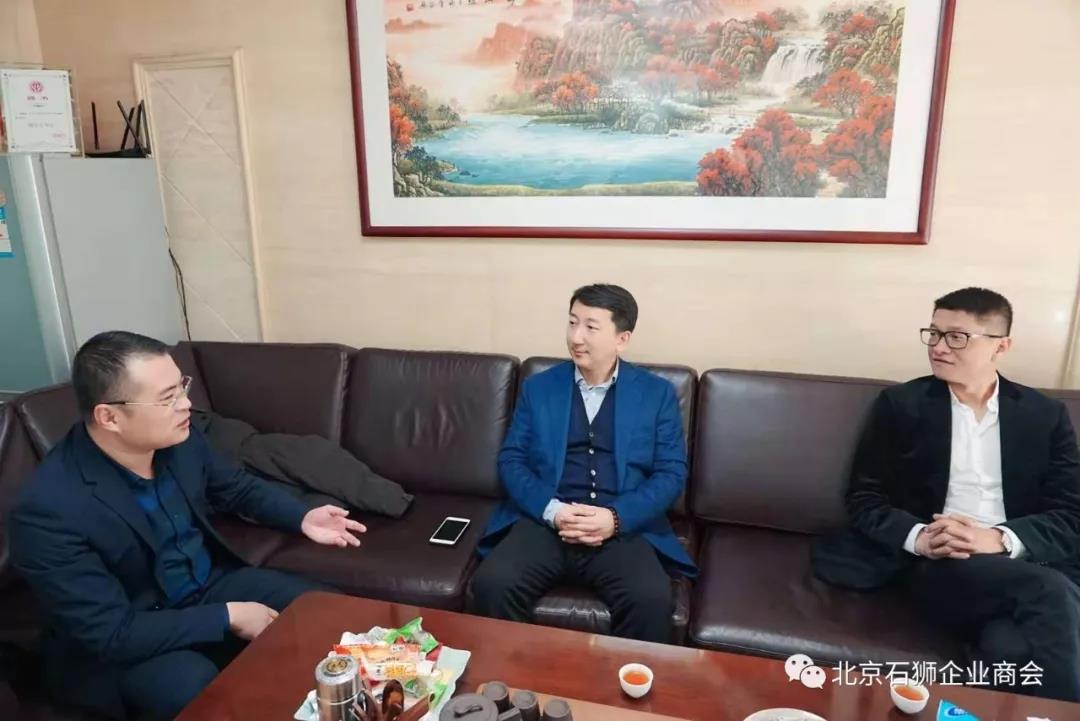 为了能进一步加强对外交流的形象，经商会常务办公会议研究决定聘请耿巍先生为我会名誉会长