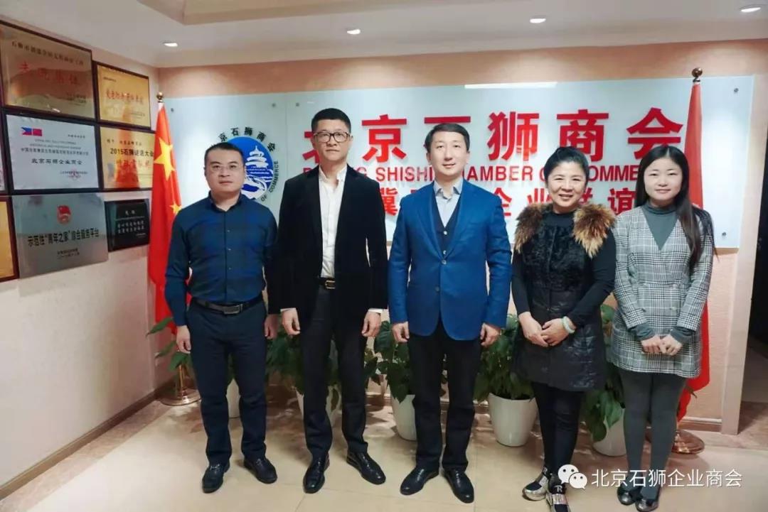 为了能进一步加强对外交流的形象，经商会常务办公会议研究决定聘请耿巍先生为我会名誉会长