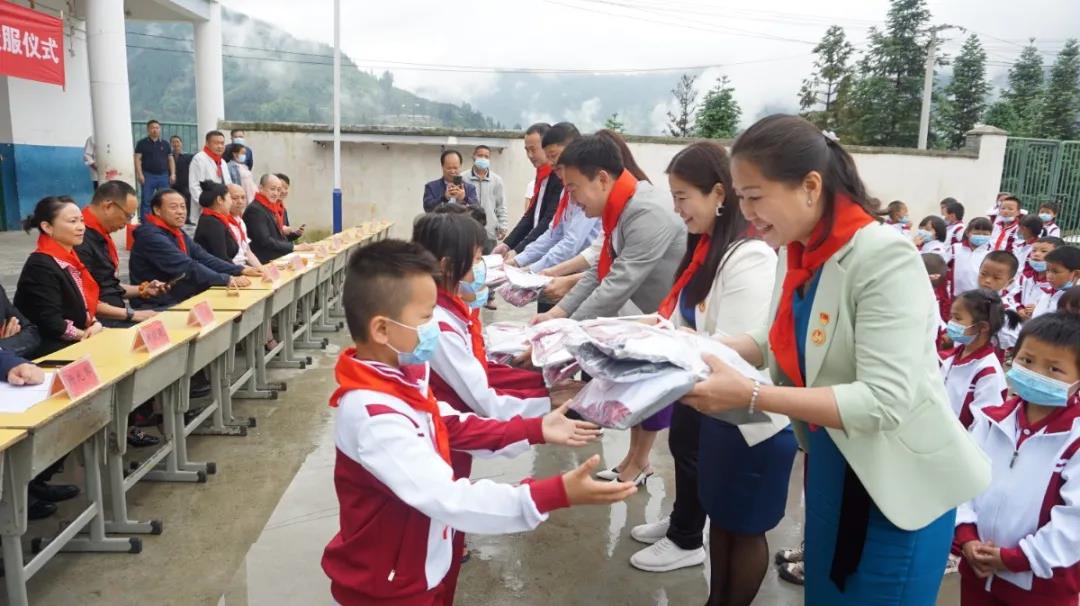 【献爱心】中共北京石狮商会支部委员会到加鸠镇加学小学开展爱心捐赠活动